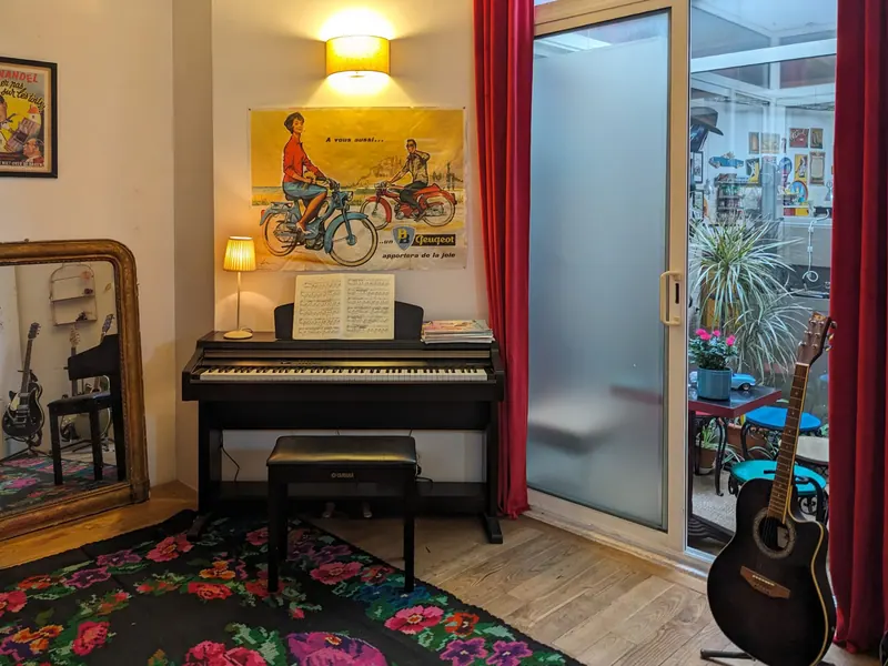 Office or 4th bedroom with piano, antique mirror and film poster