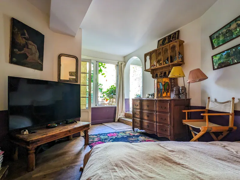 Chambre sur jardin avec parquet