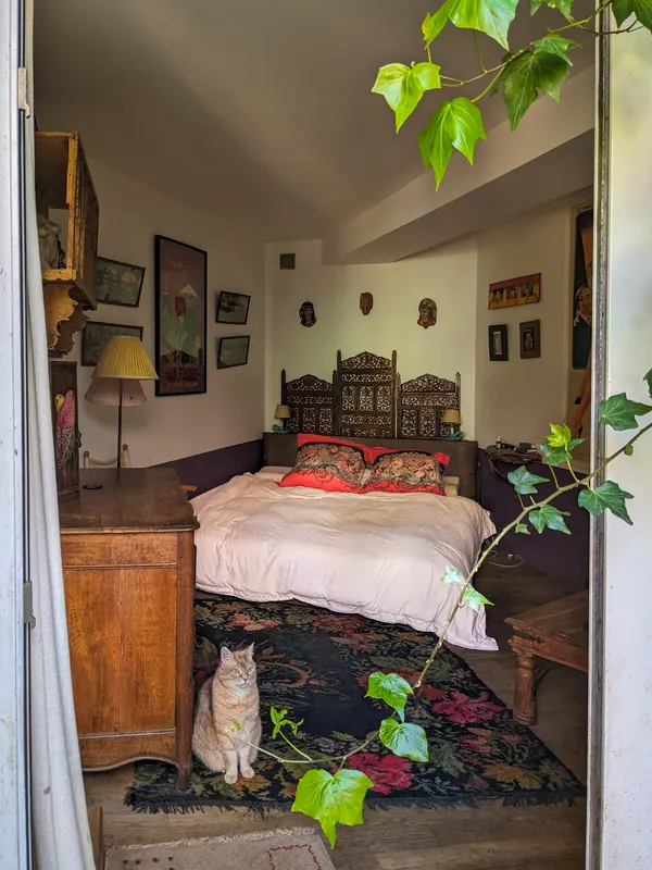 Chambre avec porte-fenêtre sur le jardin
