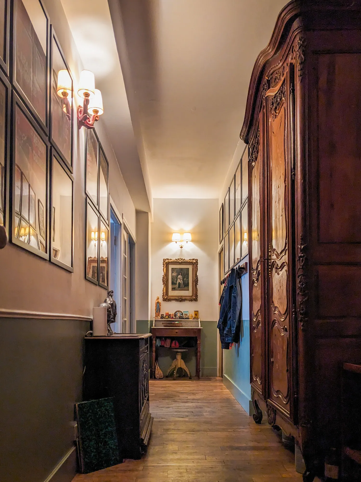 Couloir avec armoire ancienne et parquet