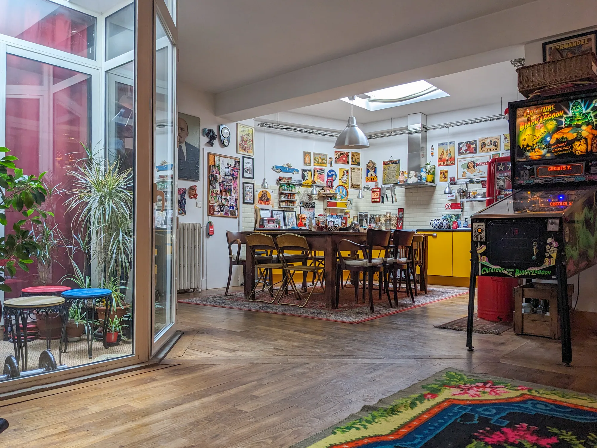 Salle à manger donnant sur l'atrium vitré