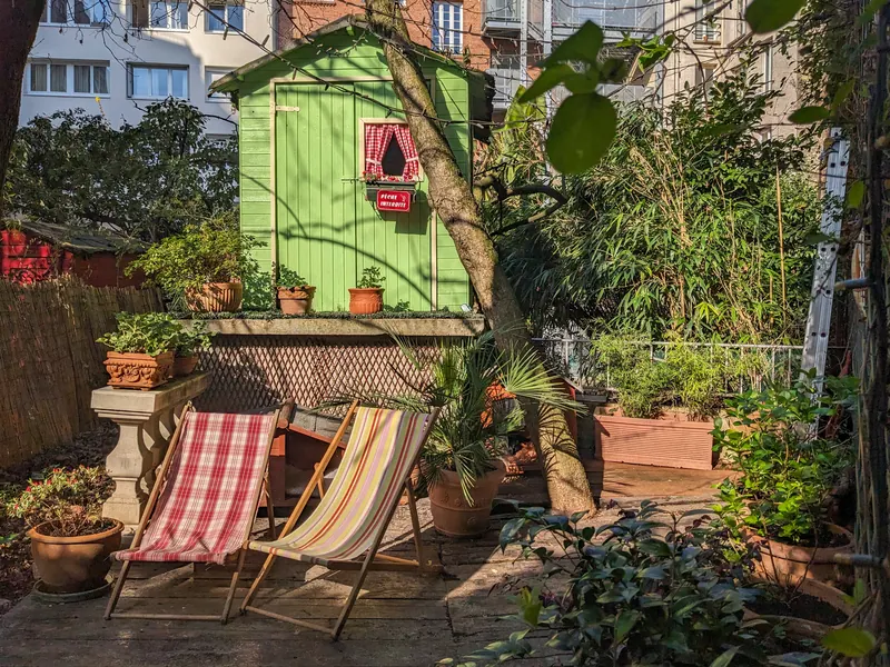 Jardin privatif de 70 m² avec cabane verte et transats, Paris 18e