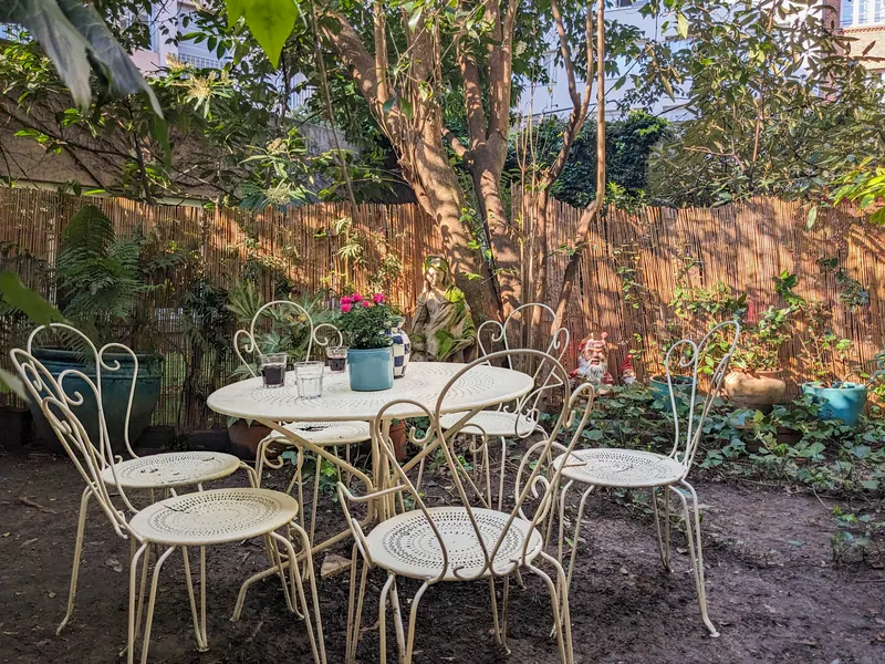 Table de jardin et clôture en bambou
