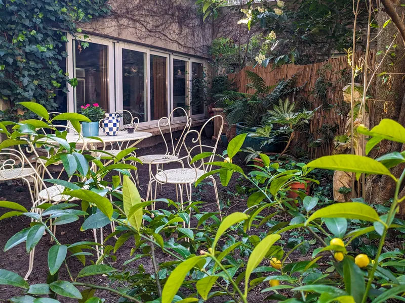 Façade vitrée du loft vue depuis le jardin