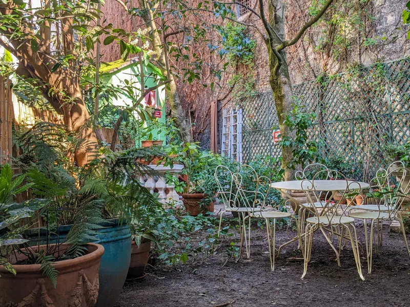Jardin luxuriant en plein Paris 18e