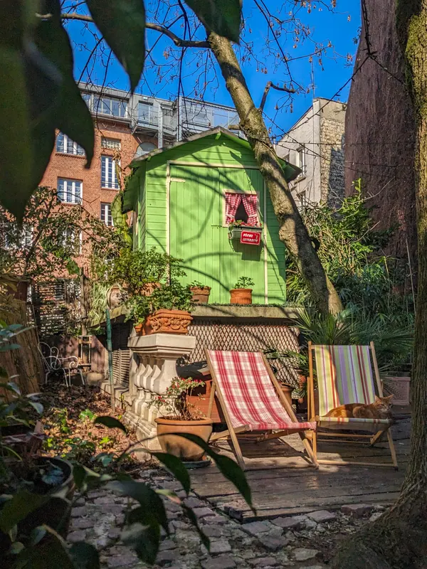 Terrasse en pavés et transats dans le jardin