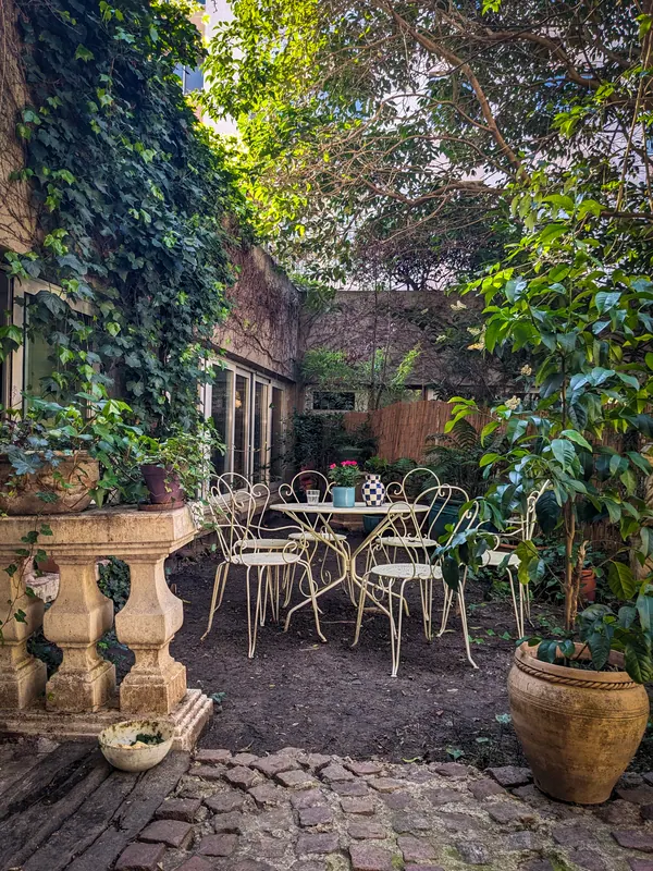 Vase Médicis, table et chaises dans le jardin