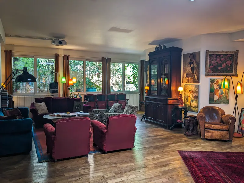 Séjour de 56 m², ambiance chaleureuse aux lampes