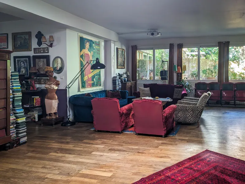 Vue panoramique du séjour et de ses grandes fenêtres sur le jardin