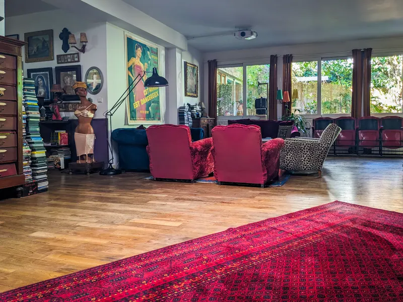 Séjour, parquet ancien et tapis persan