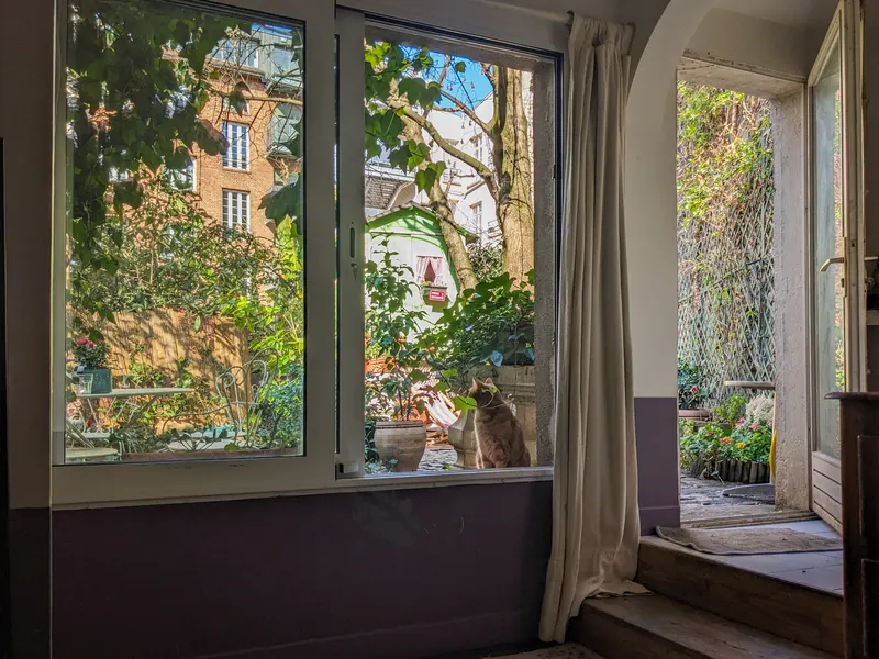 Vue sur le jardin depuis une chambre